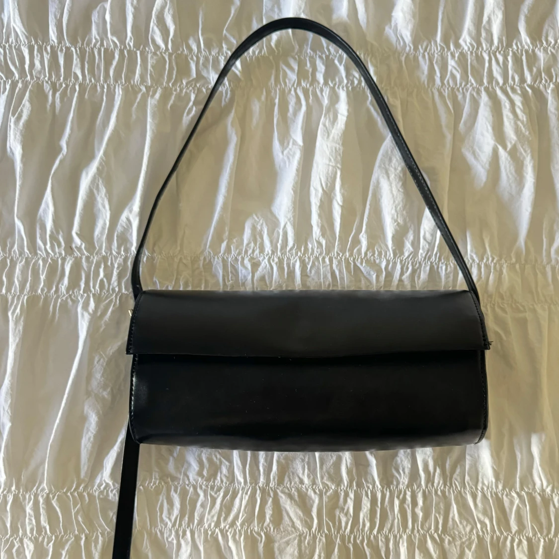 Svart cylindrisk axelväska - 2