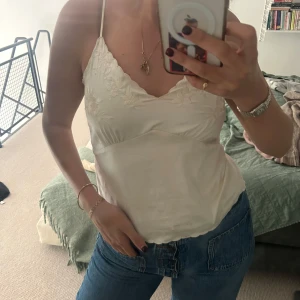 Zara sommartopp  - Säljer min superfin zaratopp som va super populär förra sommaren. Passar perfekt till vad som helst. Finns några fläckar på botten som jag antar är smink som man kan säkert få bort i tvätten. 