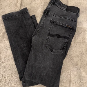 Nudie jeans - sköna svart gråa nudie brallor perfekta till många outfits och sitter fint till mycke, knappt använda 🤗