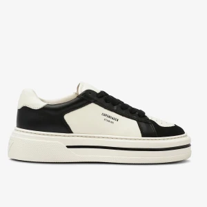 Svartvita sneakers från Copenhagen Studios - Nypris 2295:- Snygga svartvita sneakers från Copenhagen Studios med svart snörning och kontrasterande paneler. Skorna har en tjock vit sula och stilren design med märkets logga på sidan. Perfekta för dig som gillar minimalistisk och trendig stil. Knappt använda. Normala i storlek.