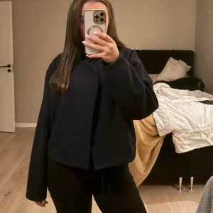 Mörkblå tunn kappa - Säljer min mörkblåa kappa i st S/M. Sparsamt använd!🌷Den är i väldigt tunt material, perfekt till vår och kalla sommar dagar!