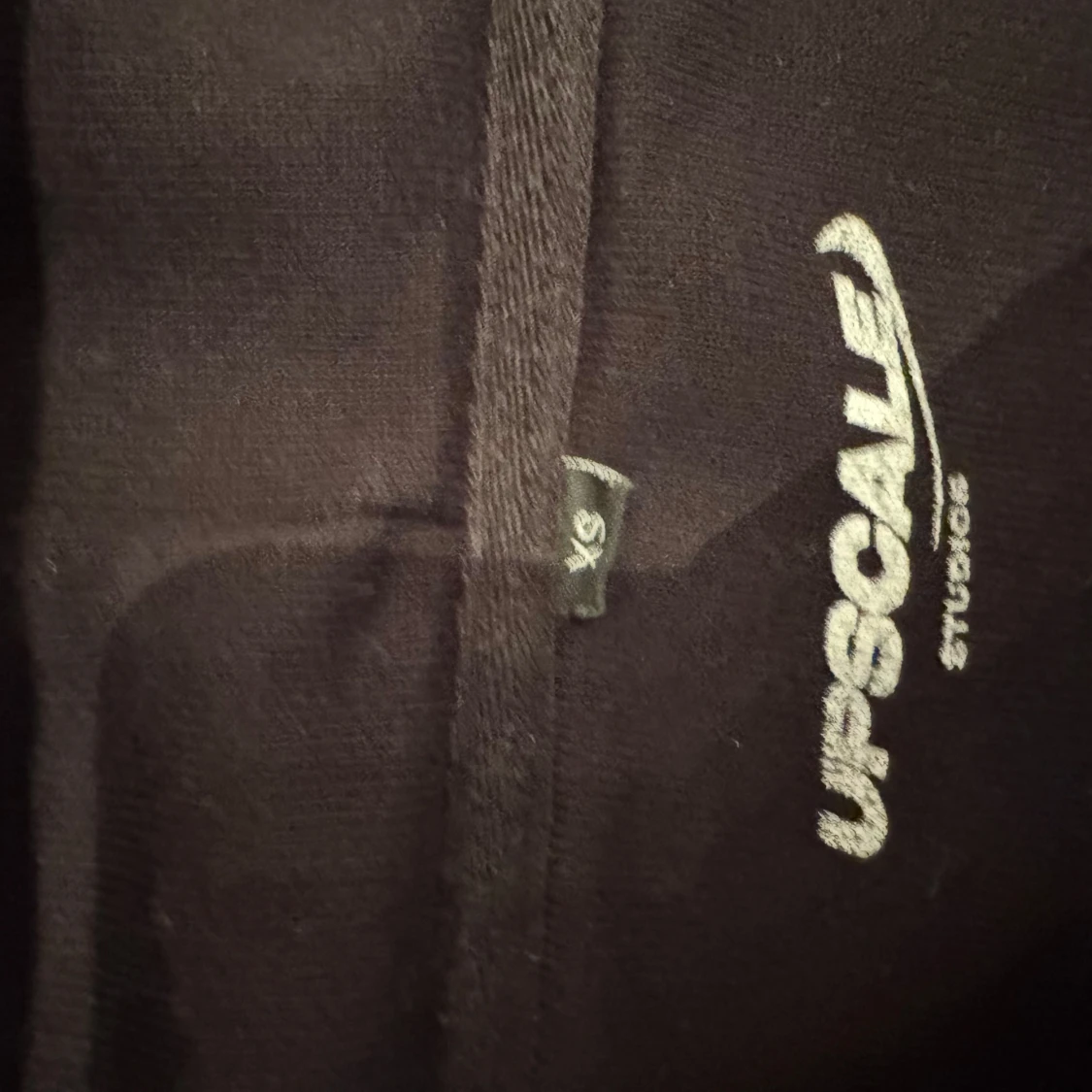 Svart hoodie med tryck från Upscale Studios - 2