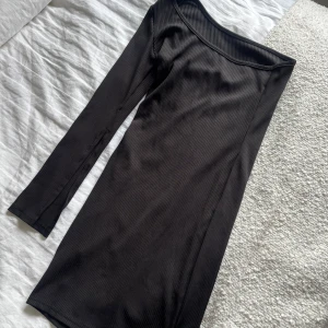 Svart klänning - En svart off shoulder klänning, från Shein. Använd endast en gång, i storlek 34 xs.