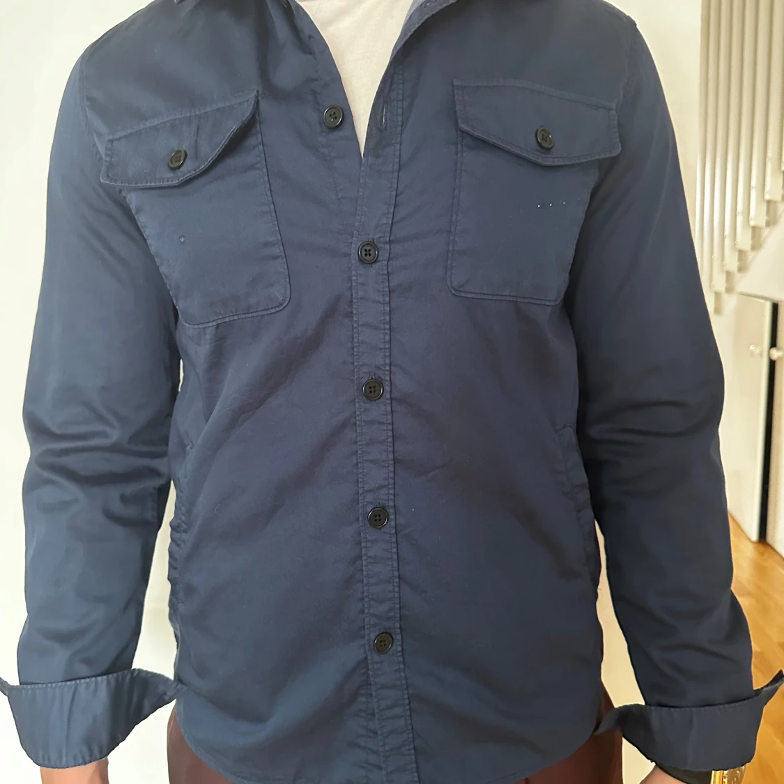 Mörkblå skjorta med bröstfickor