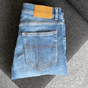 Blå jeans från Tiger of Sweden - Säljer ett par blåa jeans från Tiger of Sweden || Storlek 30/34 || Skick 9/10 || skriv om ni har några funderingar!