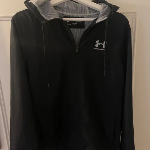 Under Armour Jacka  - Säljer min sjukt efterfrågade under armour jacka i storlek M som även passar S ( S / M ). Kom gärna med prisförslag. 