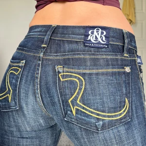 Rock & republic jeans - Midjemått: 35cm rakt över, innerbenslängd: 88cm 💕