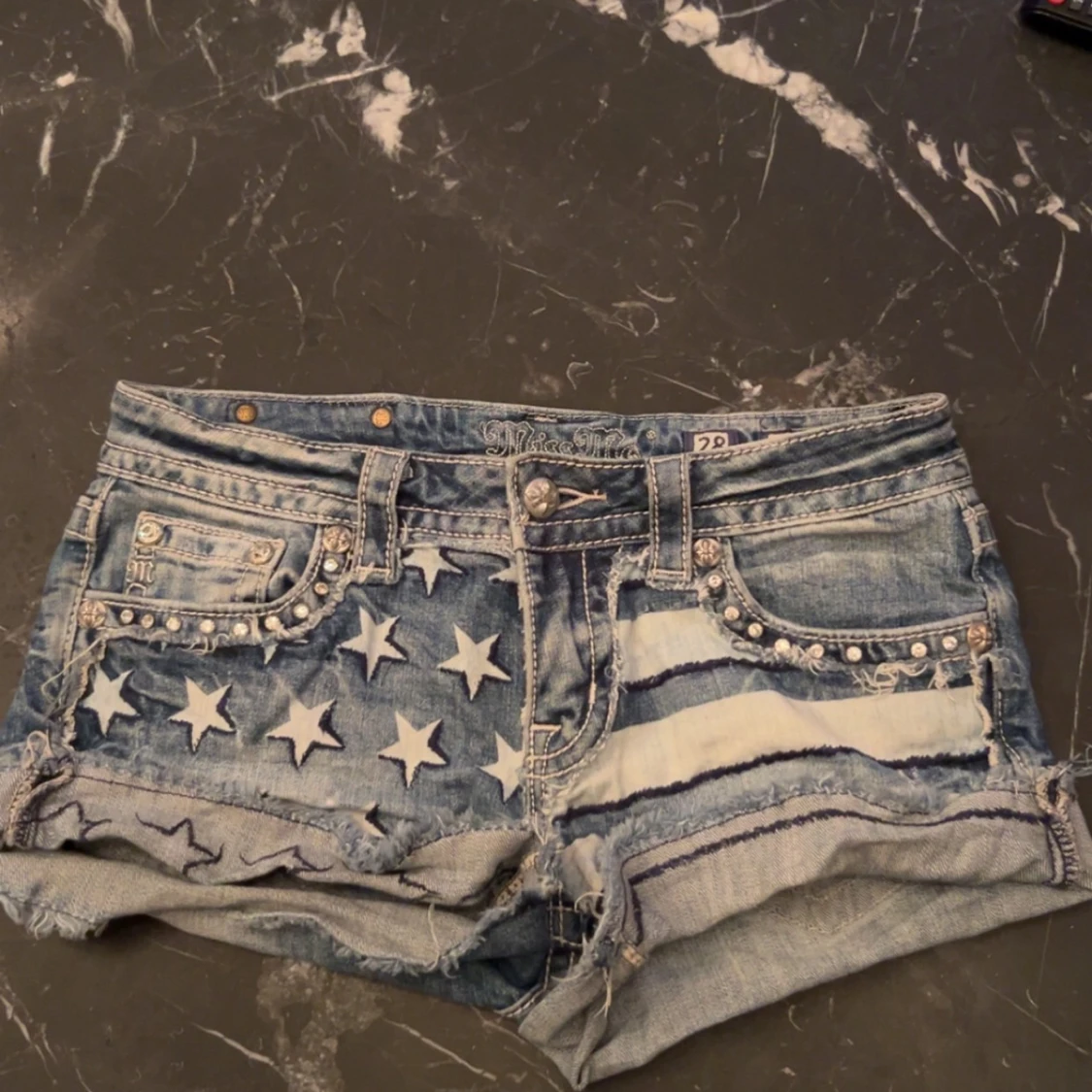 Miss Me jeansshorts med stjärnor och slitningar - 1