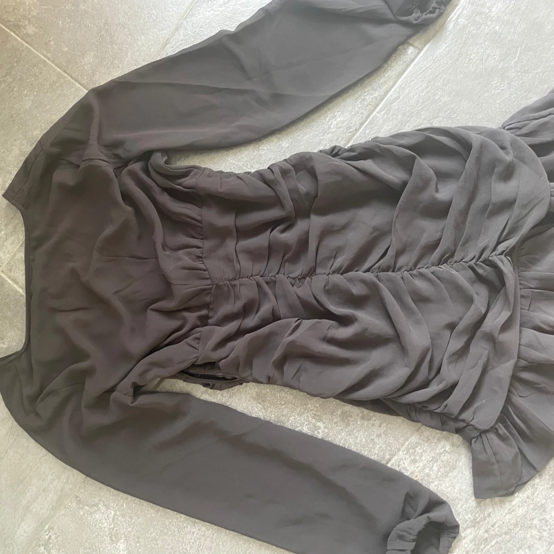 Svart omlottklänning med rynk från Bik Bok - 1