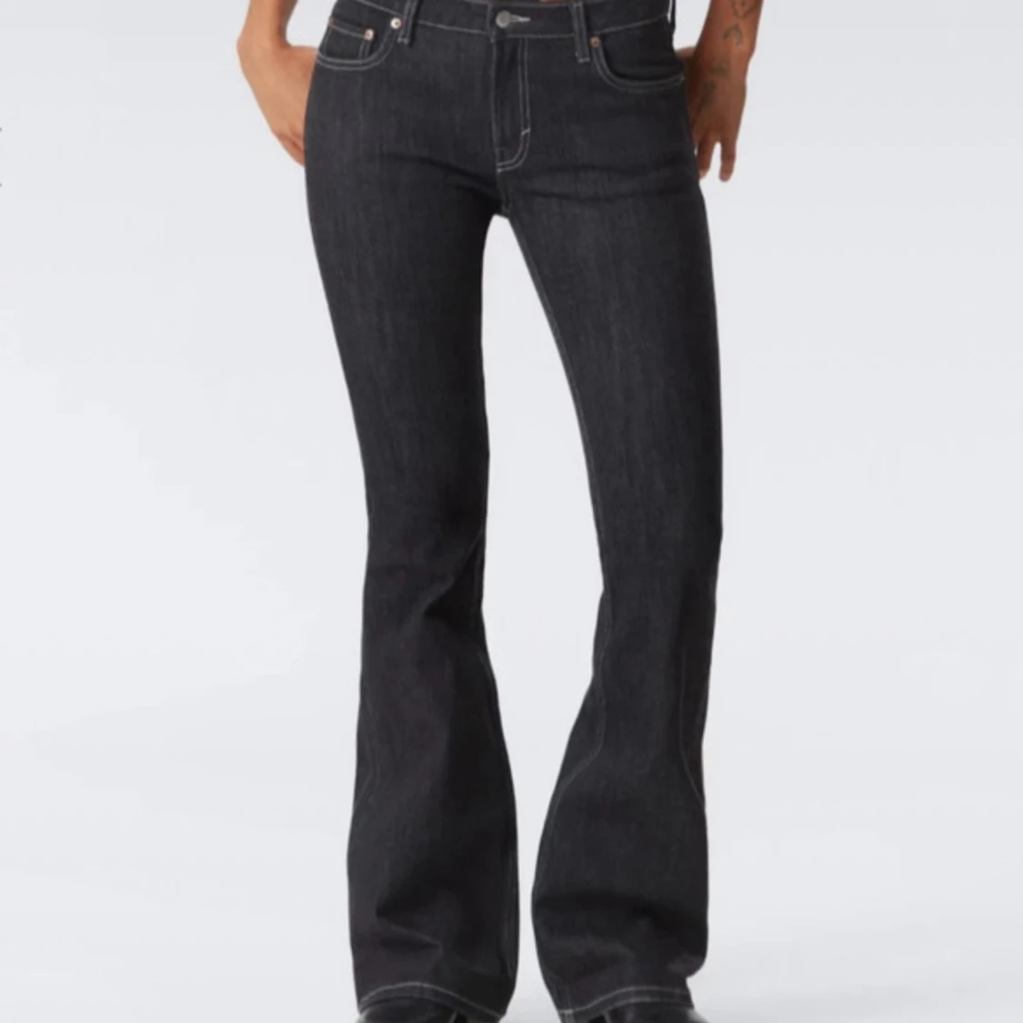 Svarta bootcut jeans från Weekday