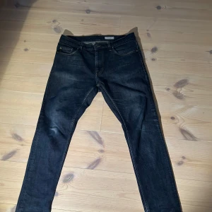 Tiger of Sweden Jeans - Säljer dessa feta Tiger of Sweden Jeans i storlek 33:32 skick 9/10. Dessa jeans säljer för över 1500kr och är riktigt snygga samt trendiga. Pris kan diskuteras😊