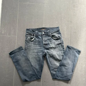 Nudie Jeans - Nudie Jeans av modellen GRIM TIM Storlek: 30/32- Skicket på jeansen är bra  9/10 - mitt pris: 499- Nypris: 1599kr   En stor fördel med Nudies jeans jämfört mot Levis, Tiger of Sweden, Replay, Lee, Acne, dondup osv. Är att du kan lämna in dem gratis for reparation eller uppläggning i Stockholm, Göteborg eller Malmö. På så vis förlängs livslängden rejalt.