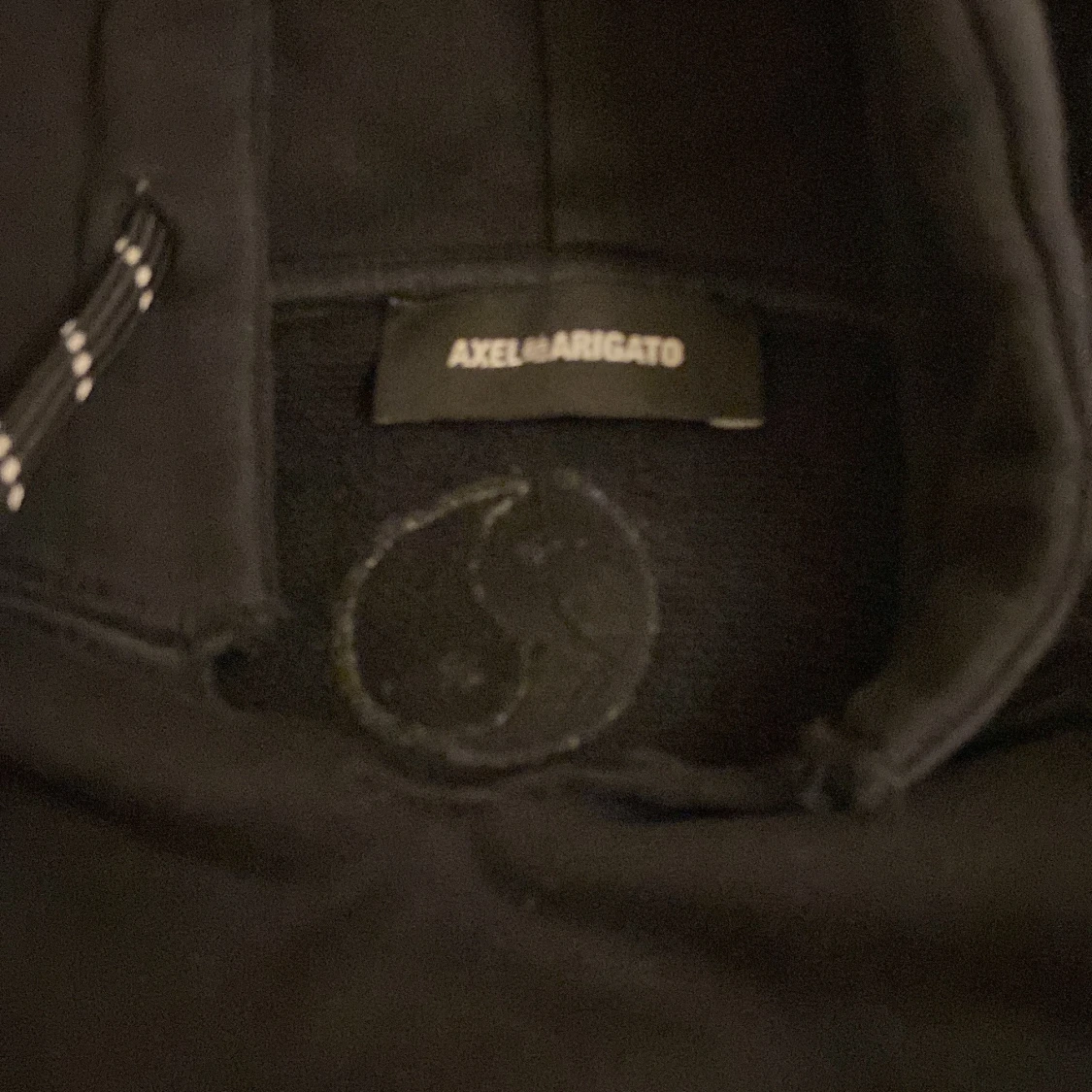 Svart hoodie från Axel Arigato med yin-yang brodyr - 3