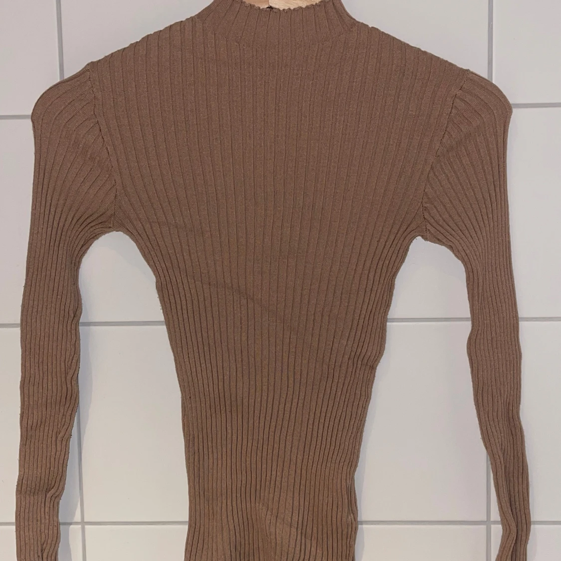 Brun ribbad polotröja från A VIEW