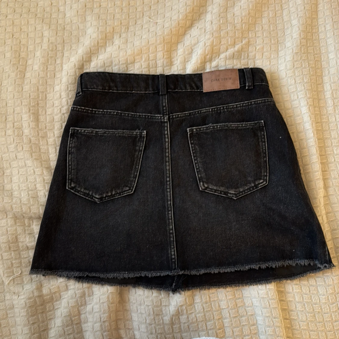 Svart jeanskjol från Zara - 1