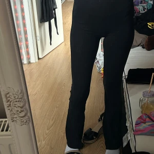 Svarta Yogapants - sparsamt använda, jag är 1,63cm.