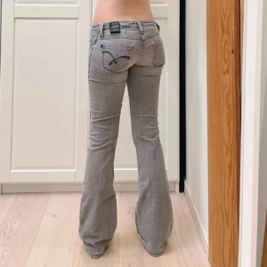 Gråa lowwaisted bootcut jeans från Big Star - Säljer ett par jättefina gråa bootcut jeans från Big Star med låg midja. Bilderna är från förra ägaren och jag säljer vidare dom de de var lite för stora på mig. Pris kan diskuteras💗💗