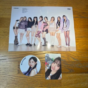 Twice sett - Momo photocard, Mina sticker och Twice poster Från Twice Strategy Digipack 