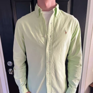 Polo Ralph Lauren hoodie  - Hej säljer nu denna väldigt snygga polo Ralph Lauren skjortan som är i storlek small och passformen slimfit. Skick 9/10 inga hål eller fläckar. Kom dm för mer frågor och bilder 😊🙌