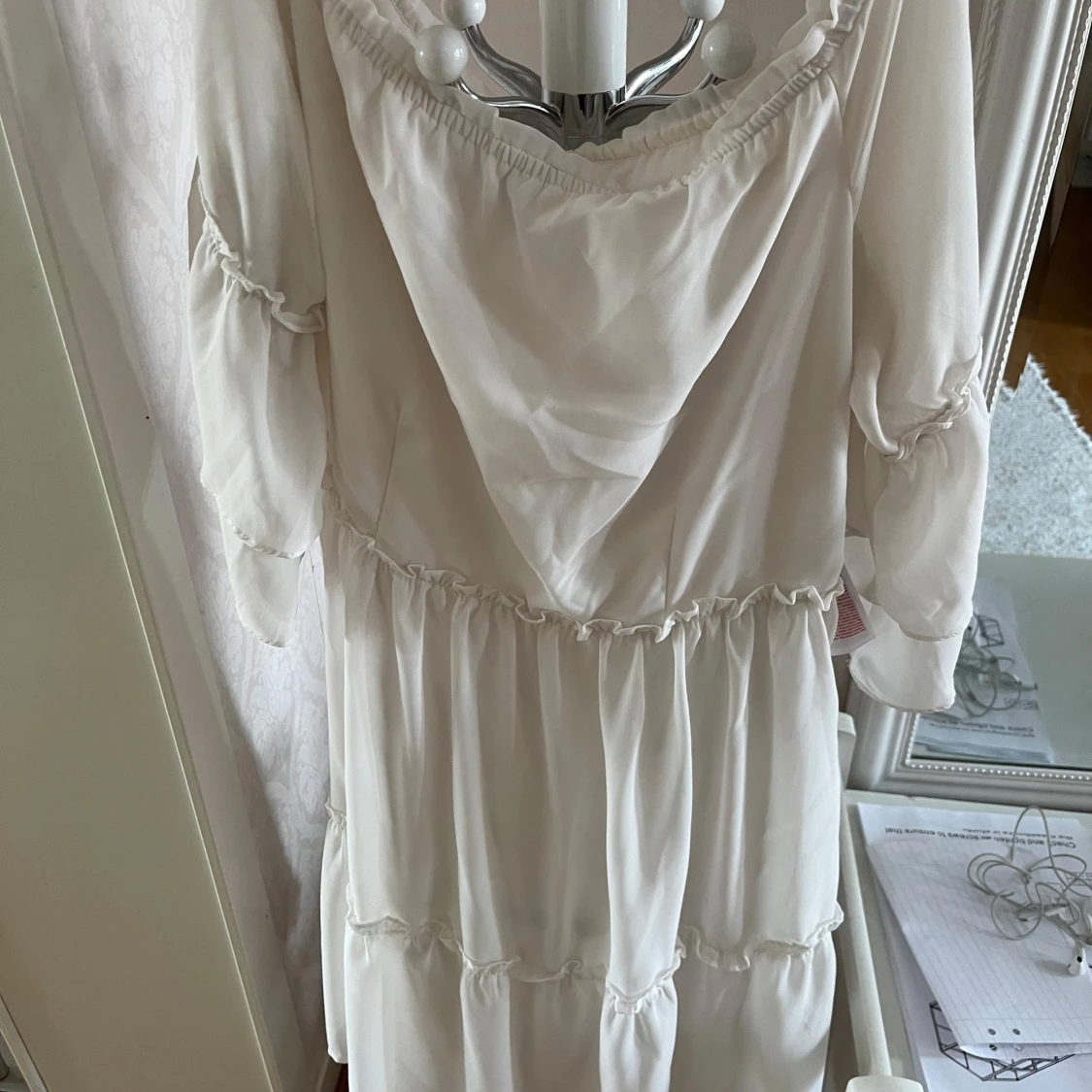 Vit volangklänning med v-ringning - 1