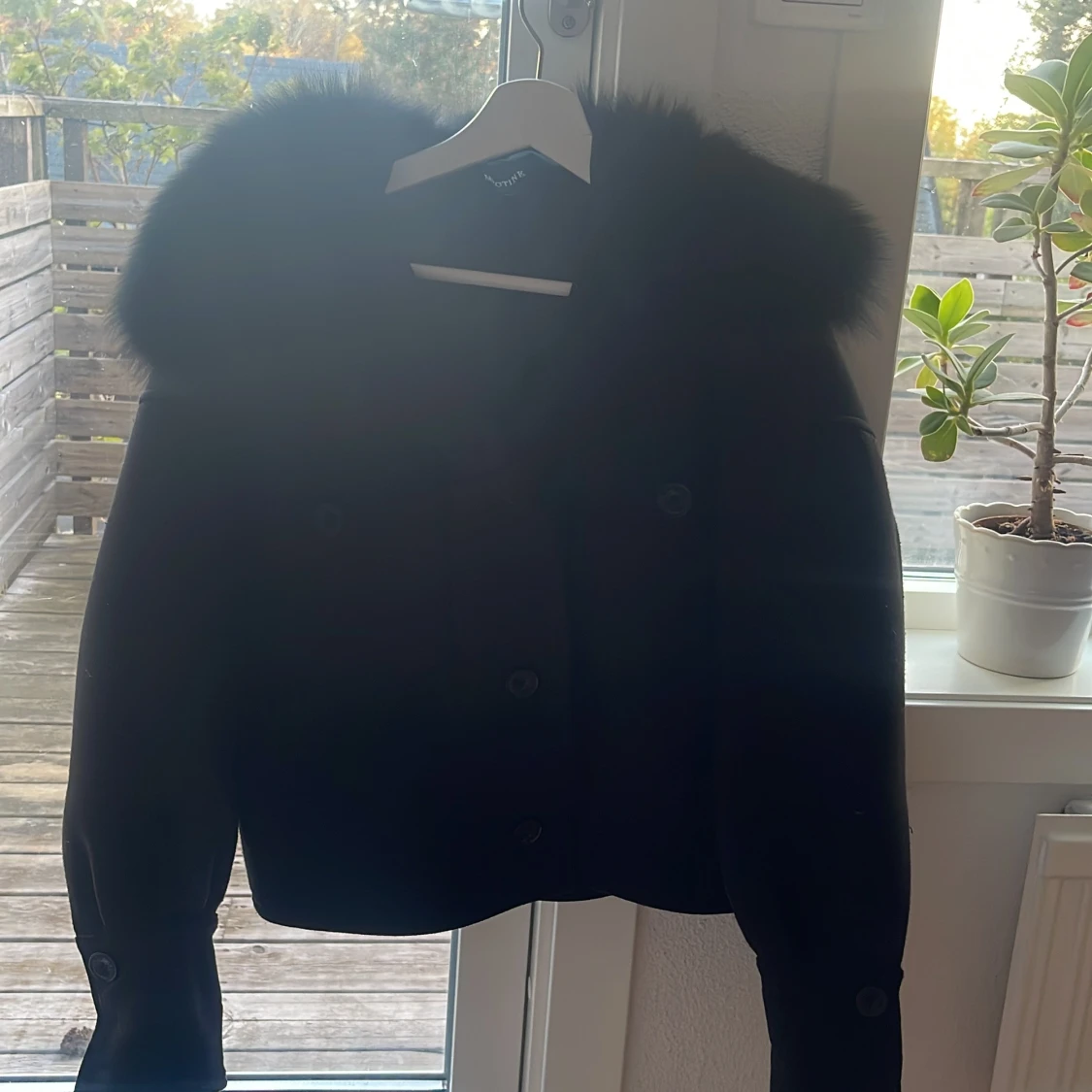 Svart pälsjacka från Meotine