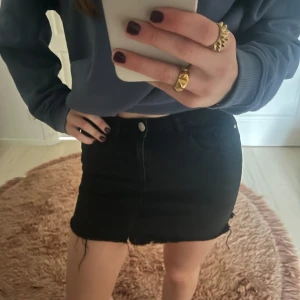 svart jeanskjol - svart jeanskjol från cubus storlek passar xs