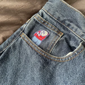 Blå jeansbyxor från Bigboy - Säljer ett par klassiska blå jeans från Bigboy i storlek XXS. Byxorna har raka Ben. Säljer för att dem inte kommer till användning. Dem passar perfekt i längden och jag är 160cm.