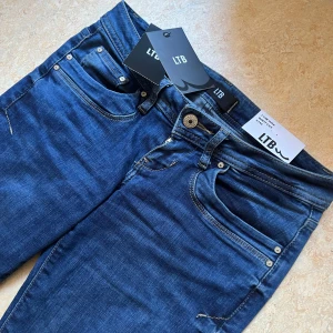 Blå bootcut jeans från LTB Valerie - As snygga blå jeans från LTB, modell säljer då jag köpte i fel storlek. Jeansen är nya och aldrig använda.💕jag köpte dem för 799.