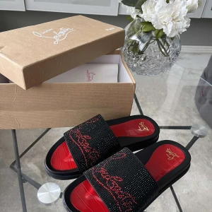 Christian Louboutin tofflor - Superfina glittriga Christian Louboutin tofflor. Helt nya oanvända. Kommer med box och dustbag samt alla tillbehör. Storlek 38