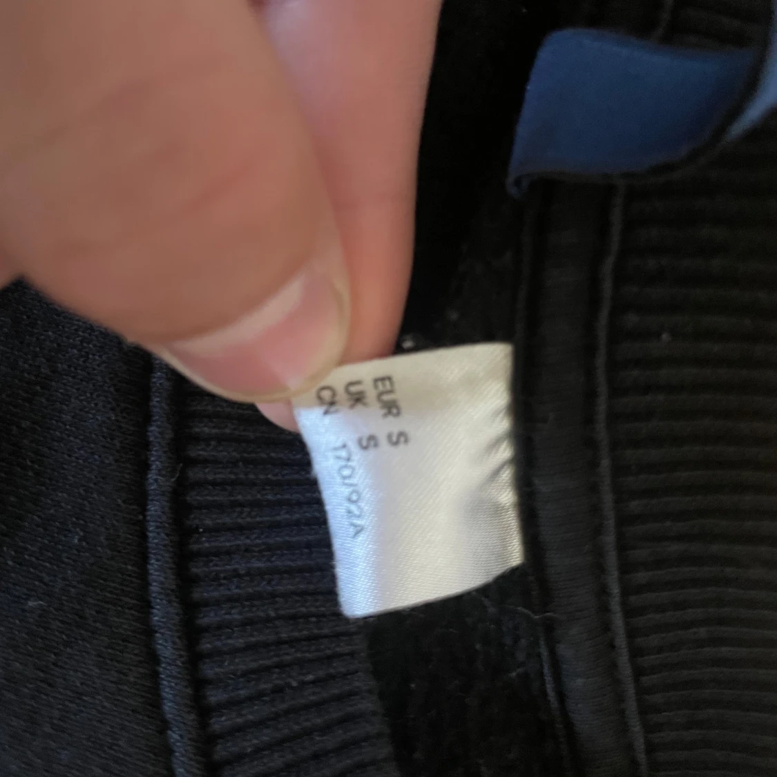 Svart sweatshirt från H&M Divided - 1