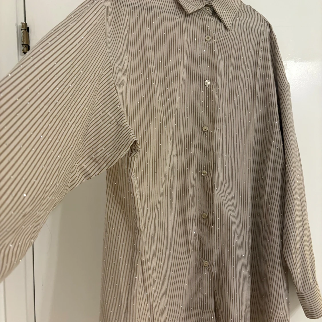 Beige och vit randig skjorta med pärldetaljer