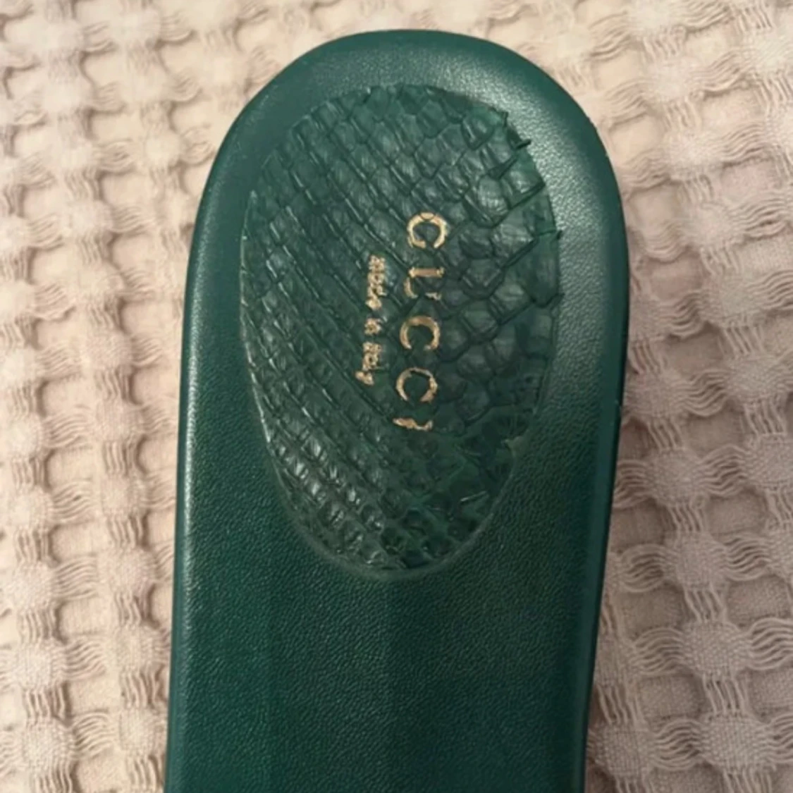 Gröna sandaler från Gucci med gulddetalj - 1