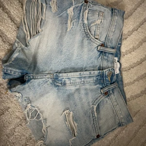 Ljusblå jeansshorts  - Ljusblå jeansshorts från Zara med flera. Perfekta för sommaren!