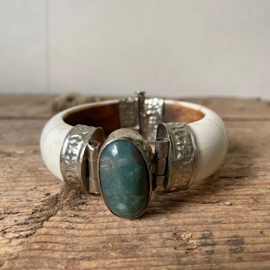 Brett armband med vit bas och grön mossagat - 3