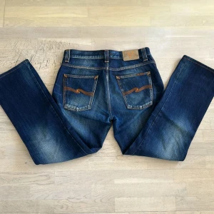 Nudie Jeans  - Säljer ett par riktigt fräscha Nudie Jeans Slim Jim i storlek 33/32. Skick 10/10 och personen på bilden är 185 och väger 70 kg. Hör av dig vid intresse!  💫