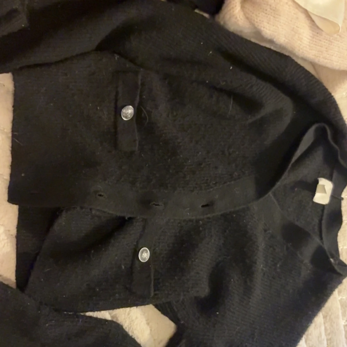 Svart stickad kofta med knappar - 1