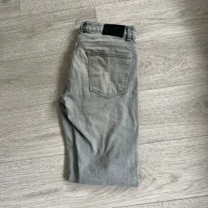 J Lindberg Jeans  - säljer ett par riktigt feta j Lindberg jeans i grå fet färg Jensen är inte mycket används men har några små slittningar (ops en liten fläck längst nere på byxan, knappt synlig dock) storlek 29/31 skick 6,5/10 