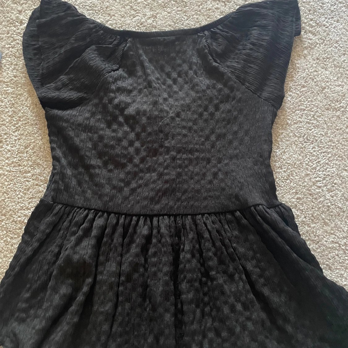 Svart topp med volang från 157 - 2