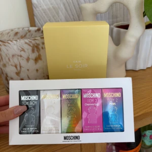 Moschino Miniature Toy Collection Parfym - Säljer ett set med fem miniparfymer från Moschino Toy Collection . Moschino-flaskorna har lekfull design med björn och färgglada förpackningar.