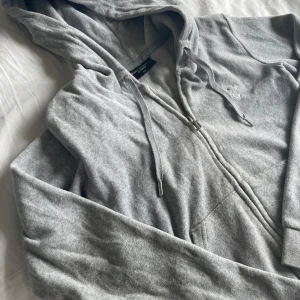 Grå juicy couture tröja  - Mysig grå hoodie från juicy Couture med dragkedja framtill och huva. Tröjan har långa ärmar, två fickor och en klassisk, enkel design. Perfekt för en avslappnad stil och enkel att matcha med det mesta. Nypris 1200 säljs för 350 pris går att diskutera 🫰🏼🫰🏼