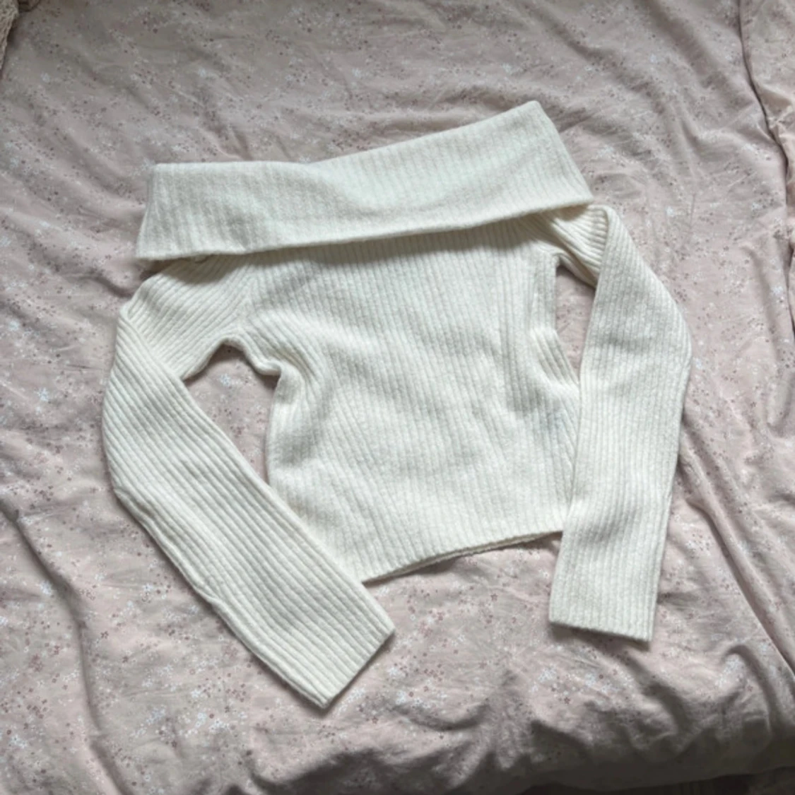 Offshoulder ribbad tröja