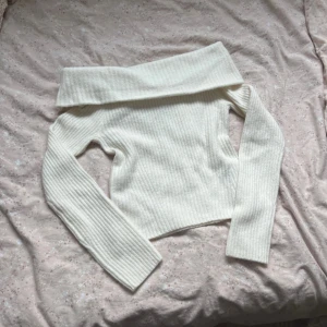 Offshoulder ribbad tröja - Superfin offshoulder tröja från H&M i vit färg. Tröjan är ribbstickad med långa ärmar och har en bred krage som vilar över axlarna. Tröjan passar även XS. Ställ gärna frågor om ni undrar något. Pris kan diskuteras!!💕