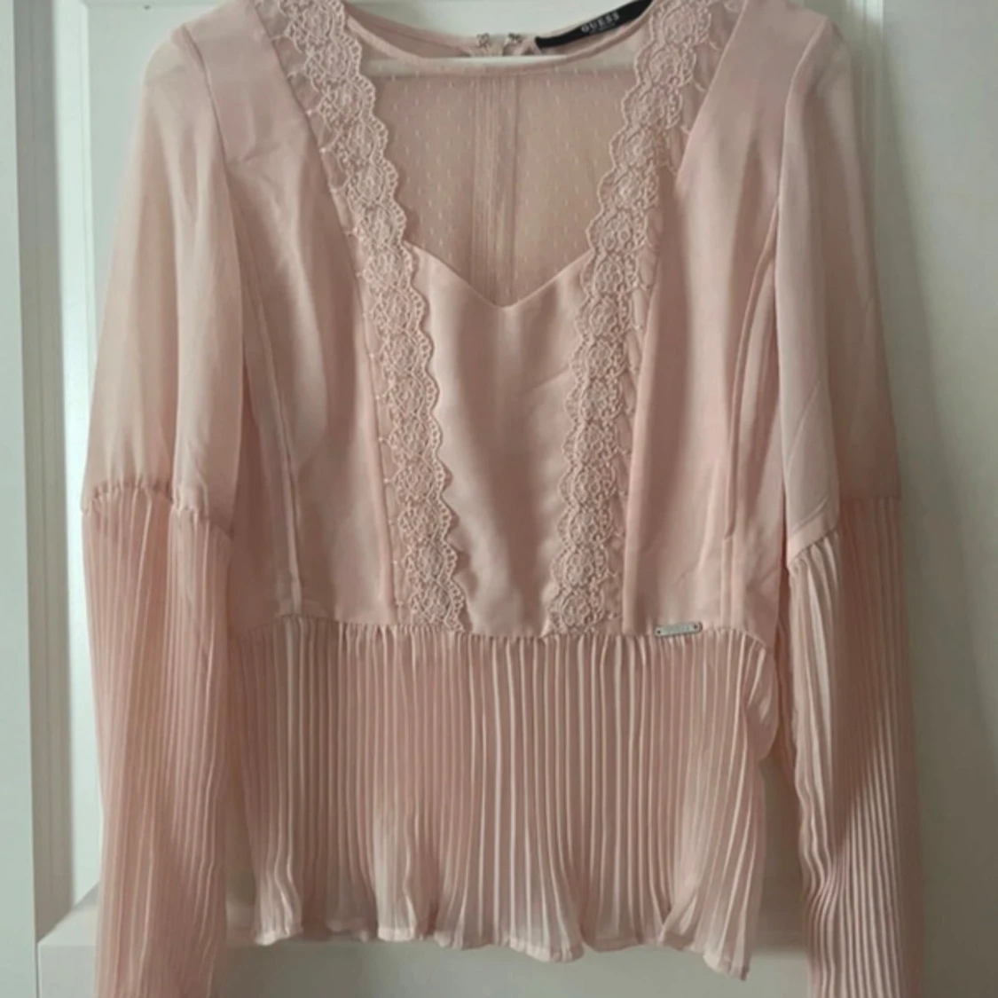 Ljusrosa blus med spets från Guess