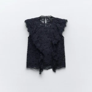 Marinblå spetsblus från Zara - Säljer en marinblå spetstopp från Zara i xs/s💗