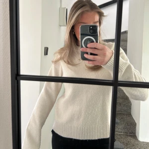 Vit stickad tröja - Säljer en vanlig krämvit stickad tröja. Något nopprig men annars i fint skick.