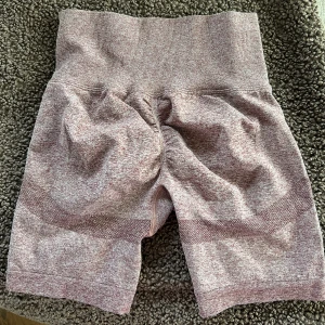 Sömlösa rosa träningsshorts - Säljer ett par fina träningsshorts i rosa. Väldigt bekväma och sitter skönt