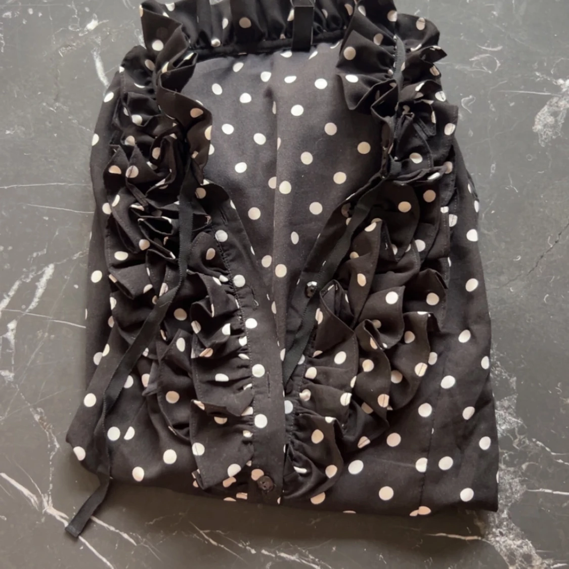 Svart prickig blus med volang - 1