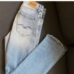 Replay ljusblå jeansbyxor - Säljer ett par ljusblå jeansbyxor från Replay. Byxorna har normal passform och raka ben i modell thad 14 år som motsvarar 28/30 - 27:30(pris går att diskutera!)