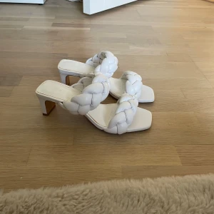 Klackskor - Ett par vita fina klackskor perfekt till sommaren eller bal❤️ fint skick 