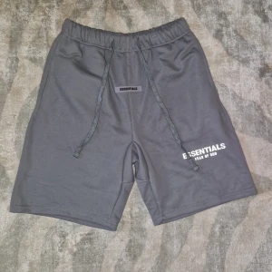 Gråa Essentials shorts - Säljer mina Essential shorts eftersom dem är för små. Helt nya, har aldrig använt.
